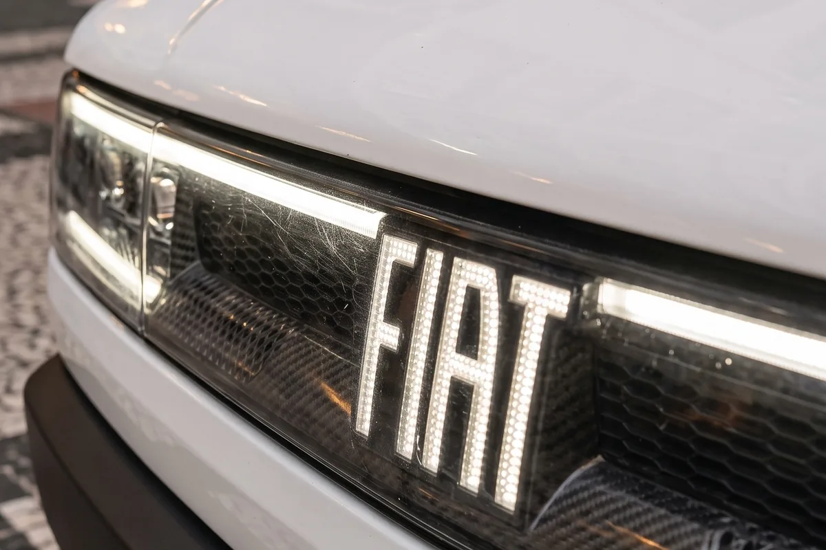 Painel dianteiro escuro do Fiat Uno conceito com a palavra FIAT em letras iluminadas ao centro.