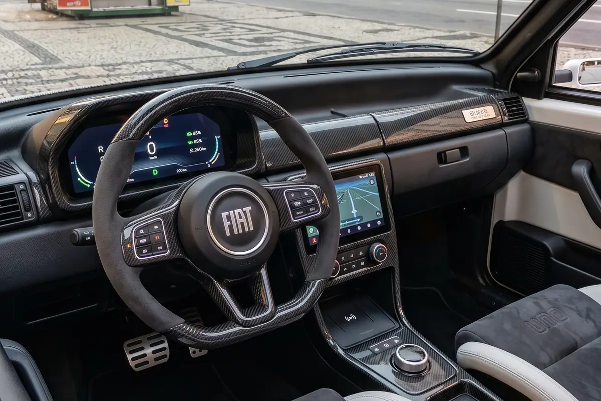 Interior do Fiat Uno conceito com volante de aro achatado, painel digital e tela central vertical.