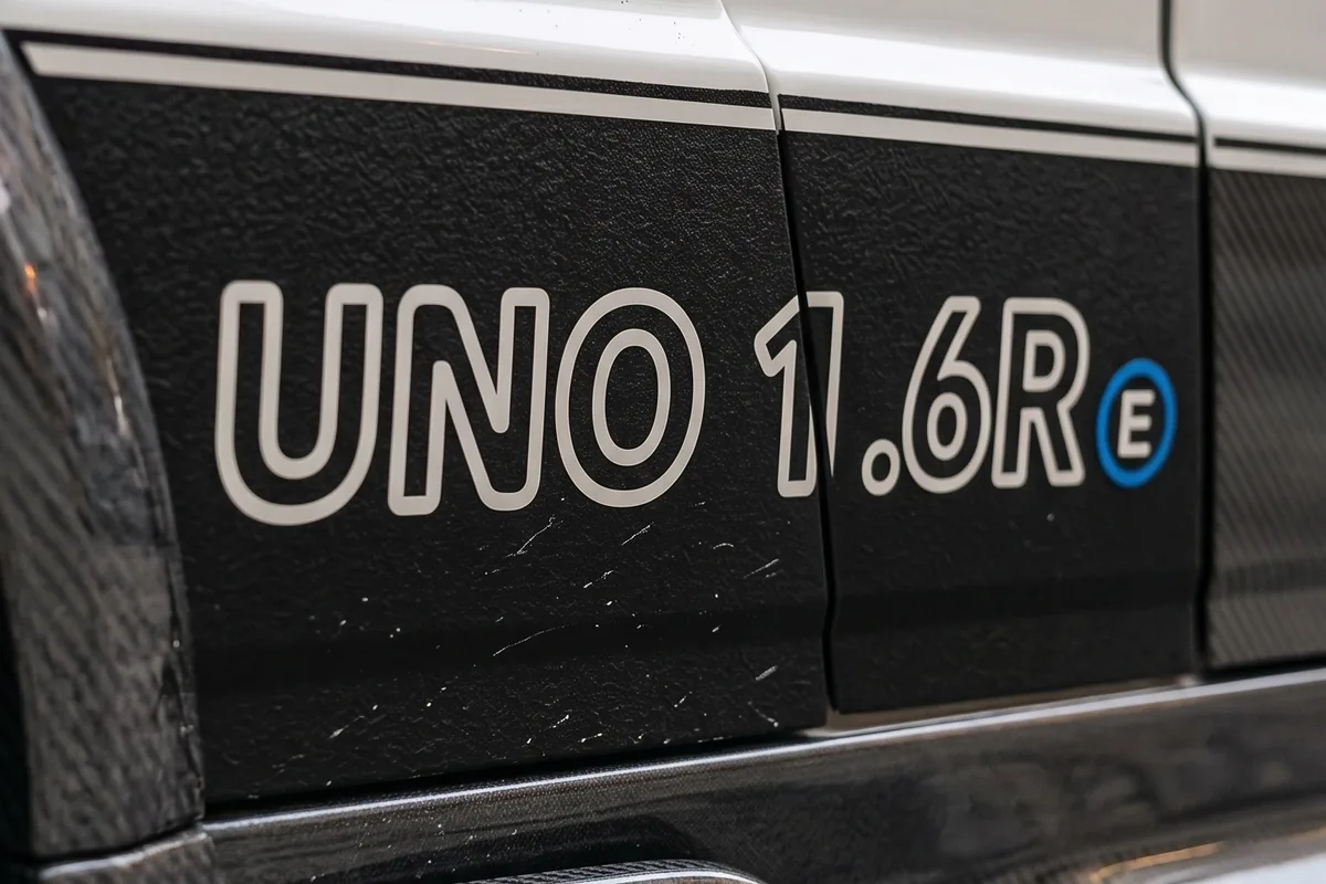 Emblema UNO 1.6R com a letra E dentro de um círculo, na lateral preta do Fiat Uno conceito.