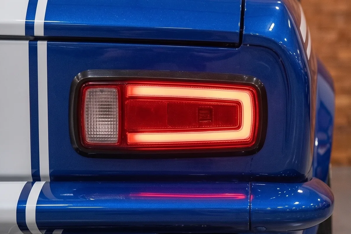 Lanterna traseira do Corcel conceito com barra de LED vermelha e faixas brancas descendo pela tampa.