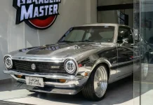 Ford Maverick 302 GT Chrome Edition: o V8 nacional banhado a cromo, imaginado por IA Ford Maverick com carroceria inteira em cromo espelhado, visto em três quartos dianteiro dentro de um showroom.