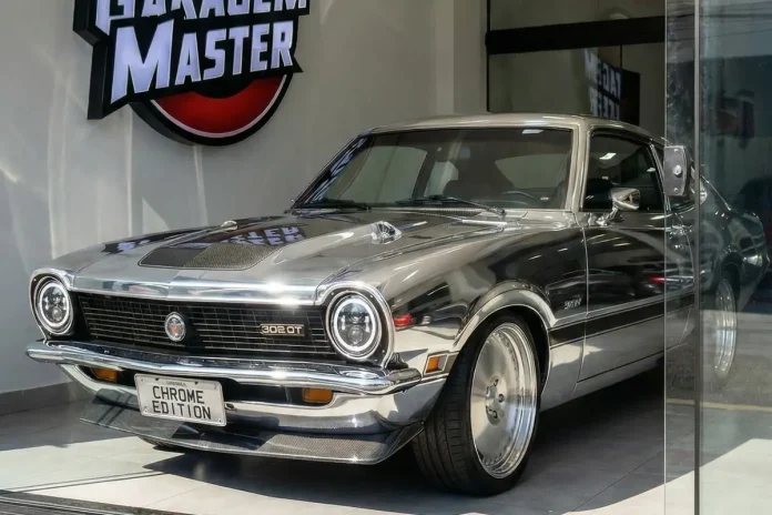 Ford-Maverick-302-GT-Chrome-Edition-01 Ford Maverick com carroceria inteira em cromo espelhado, visto em três quartos dianteiro dentro de um showroom.
