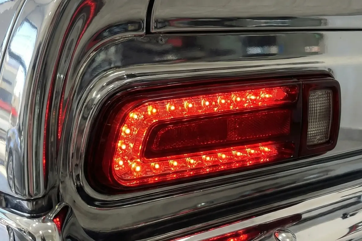 Lanterna traseira retangular do Maverick conceito, com segmentos de LED vermelhos acesos.