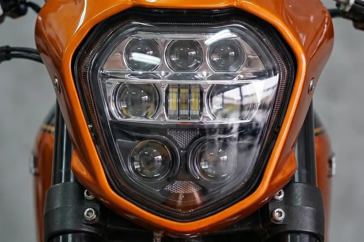 Farol do conceito Honda CB 750 com carenagem afilada e bloco de LED em favo.
