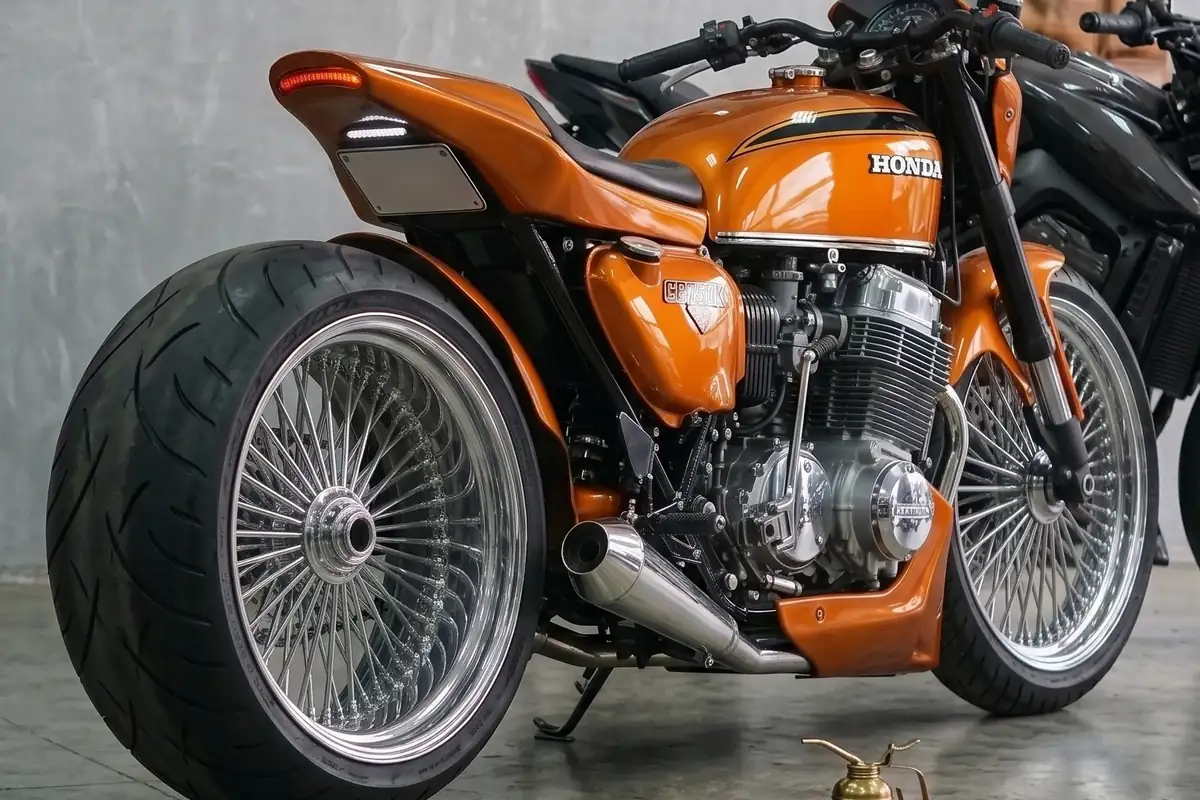 Vista traseira em três quartos da Honda CB 750 conceito, com pneu largo e roda de raios finos.