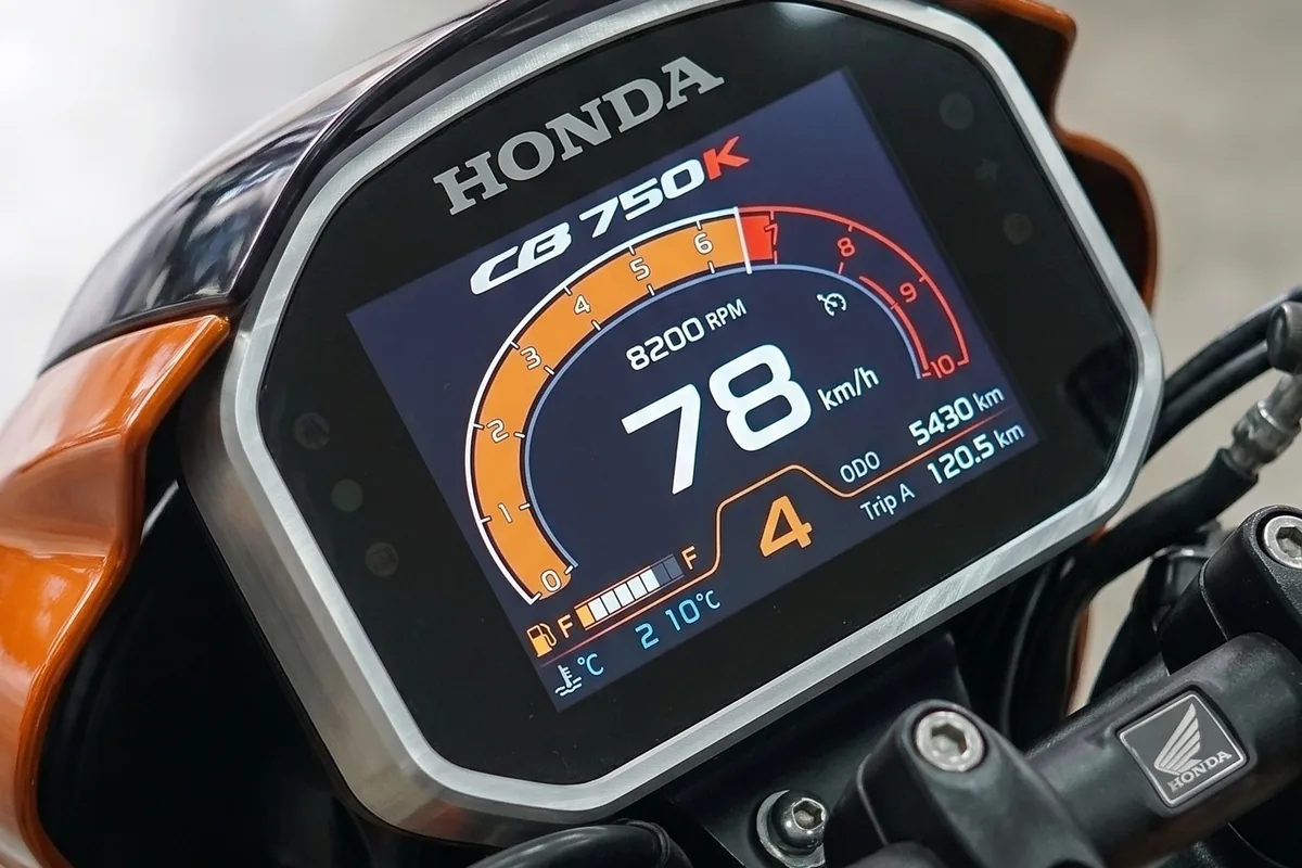 Painel digital colorido do conceito Honda CB 750K, com velocidade, marcha e conta-giros em arco.