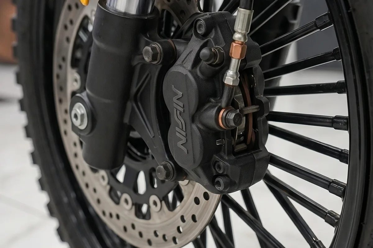 Detalhe do conjunto de freio dianteiro da Honda XR Tornado 600 com pinça Nissin preta e disco perfurado