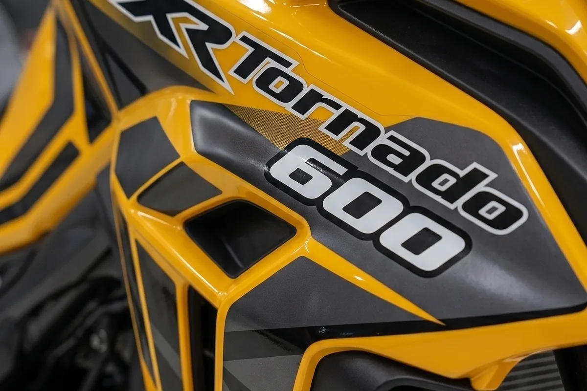 Detalhe da carenagem lateral da Honda XR Tornado 600 com adesivo