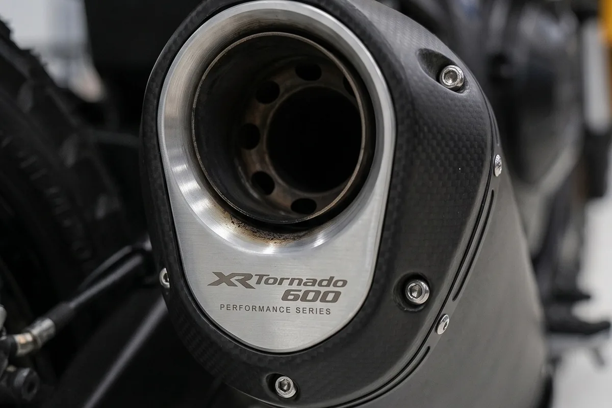 Ponteira de escapamento da Honda XR Tornado 600 em carbono e aço escovado com inscrição