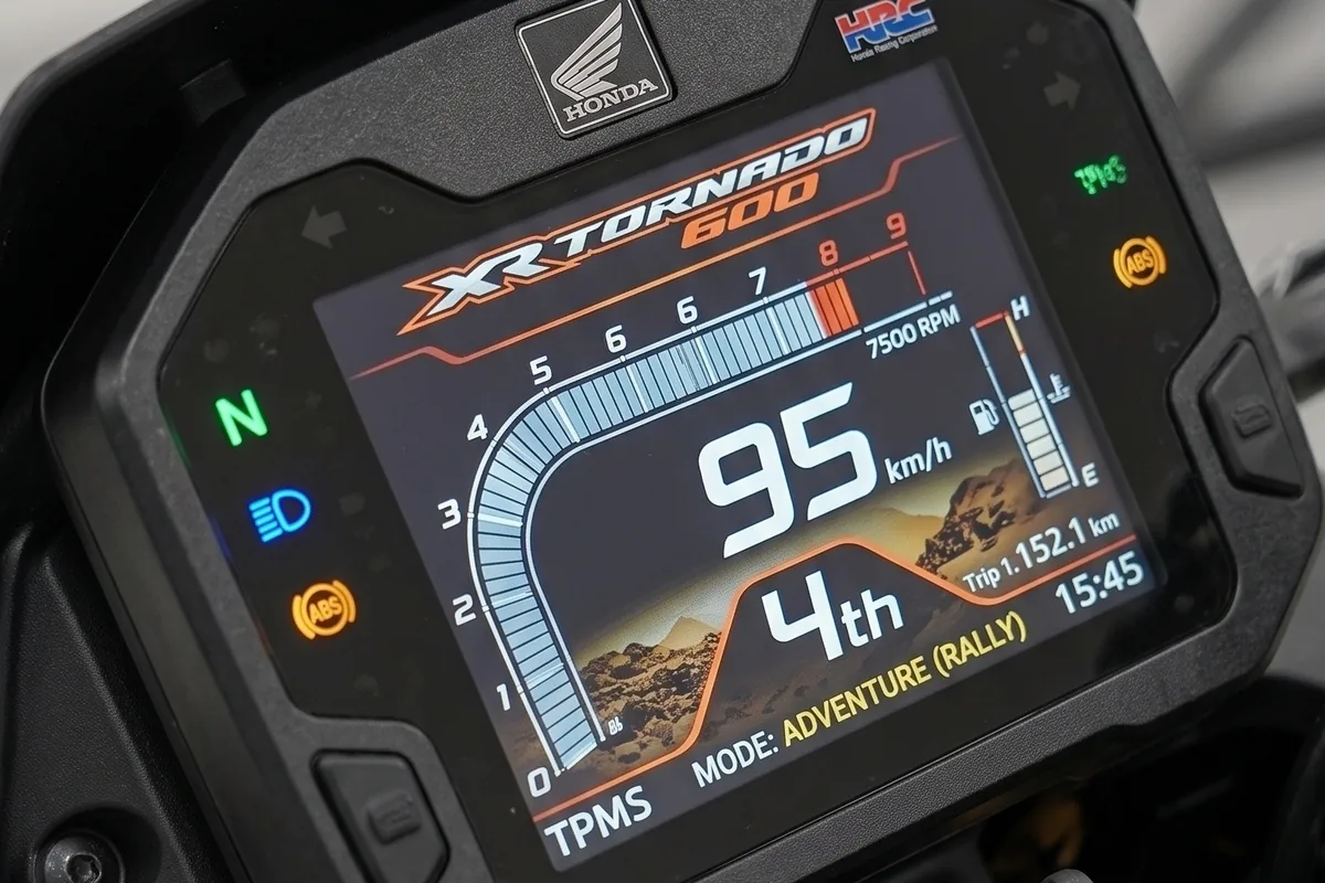 Painel digital colorido da Honda XR Tornado 600 exibindo 95 km/h, 4ª marcha, modo Adventure Rally e logo HRC