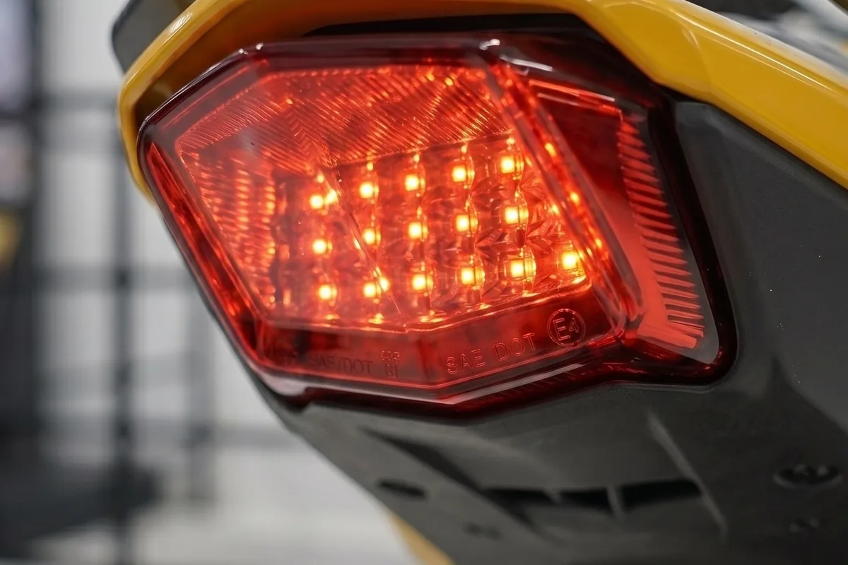 Lanterna traseira LED da Honda XR Tornado 600 Concept 2026 em formato hexagonal com múltiplos pontos de luz vermelha