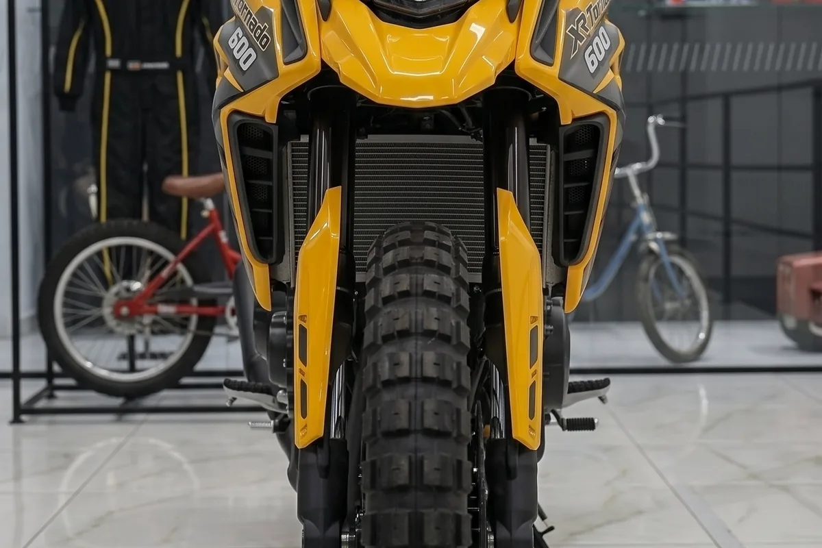 Vista frontal da Honda XR Tornado 600 Concept 2026 amarela, destacando pneu dianteiro off-road e radiador exposto
