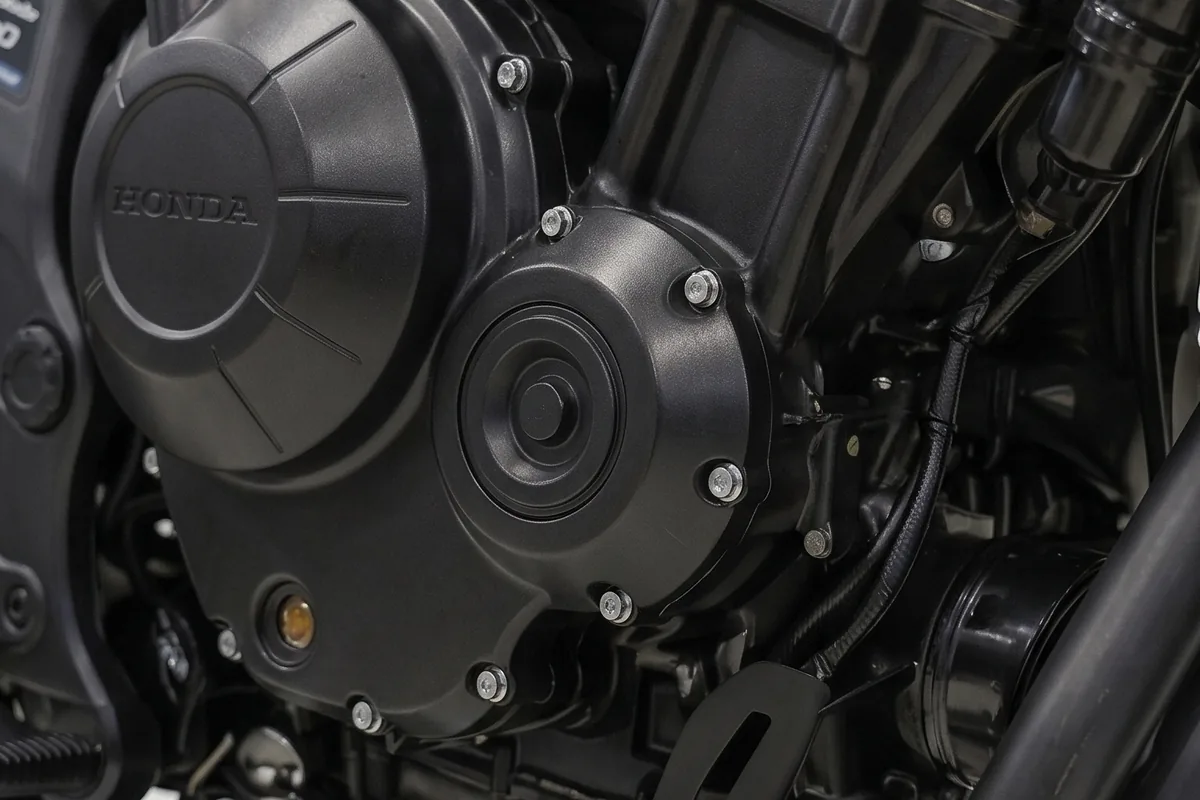 Motor da Honda XR Tornado 600 Concept 2026 com tampas pretas fosco e logotipo Honda em destaque