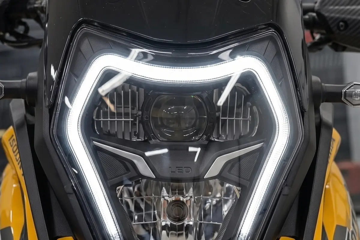 Farol LED da Honda XR Tornado 600 Concept 2026 com anel de luz branca em formato hexagonal e projetor central