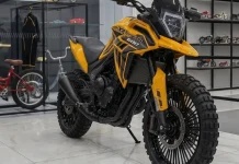 Honda XR Tornado 600: a trail que a Honda nunca fez, imaginada por IA Honda XR Tornado 600 Concept 2026 amarela e preta em exposição indoor, vista lateral direita com pneus off-road