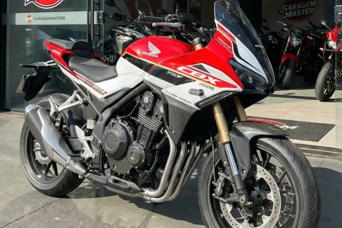 Honda CBX 750F em conceito digital, com pintura vermelha e branca, parada na calçada em frente a uma loja.