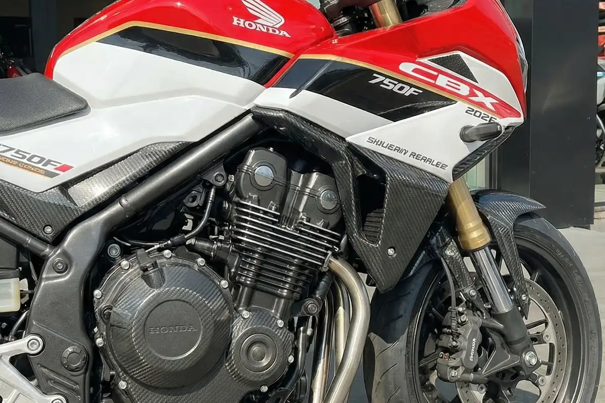 Lateral da CBX 750F conceito mostrando o motor quatro cilindros com aletas de refrigeração à mostra.