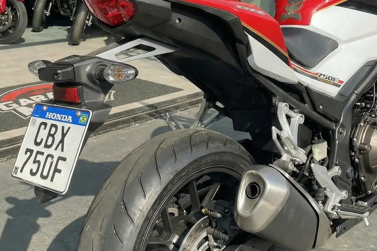 Traseira em três quartos da CBX conceito, com rabete curto e alto e placa em suporte próprio.