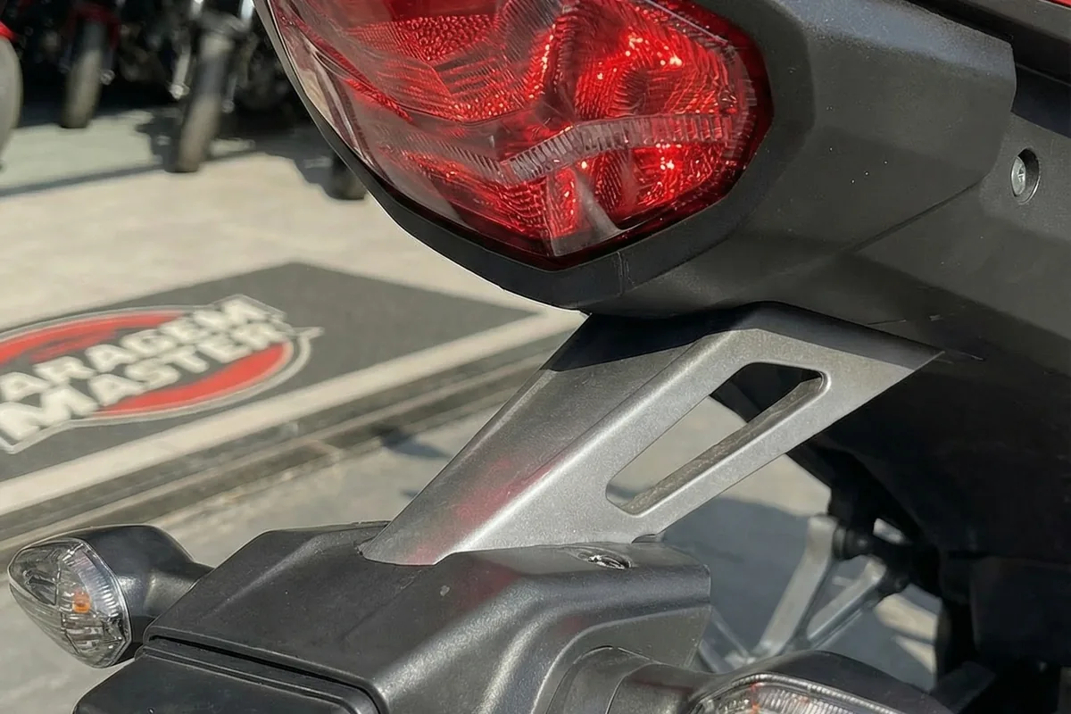 Lanterna em LED e placa escrita CBX 750F na traseira da moto conceito.