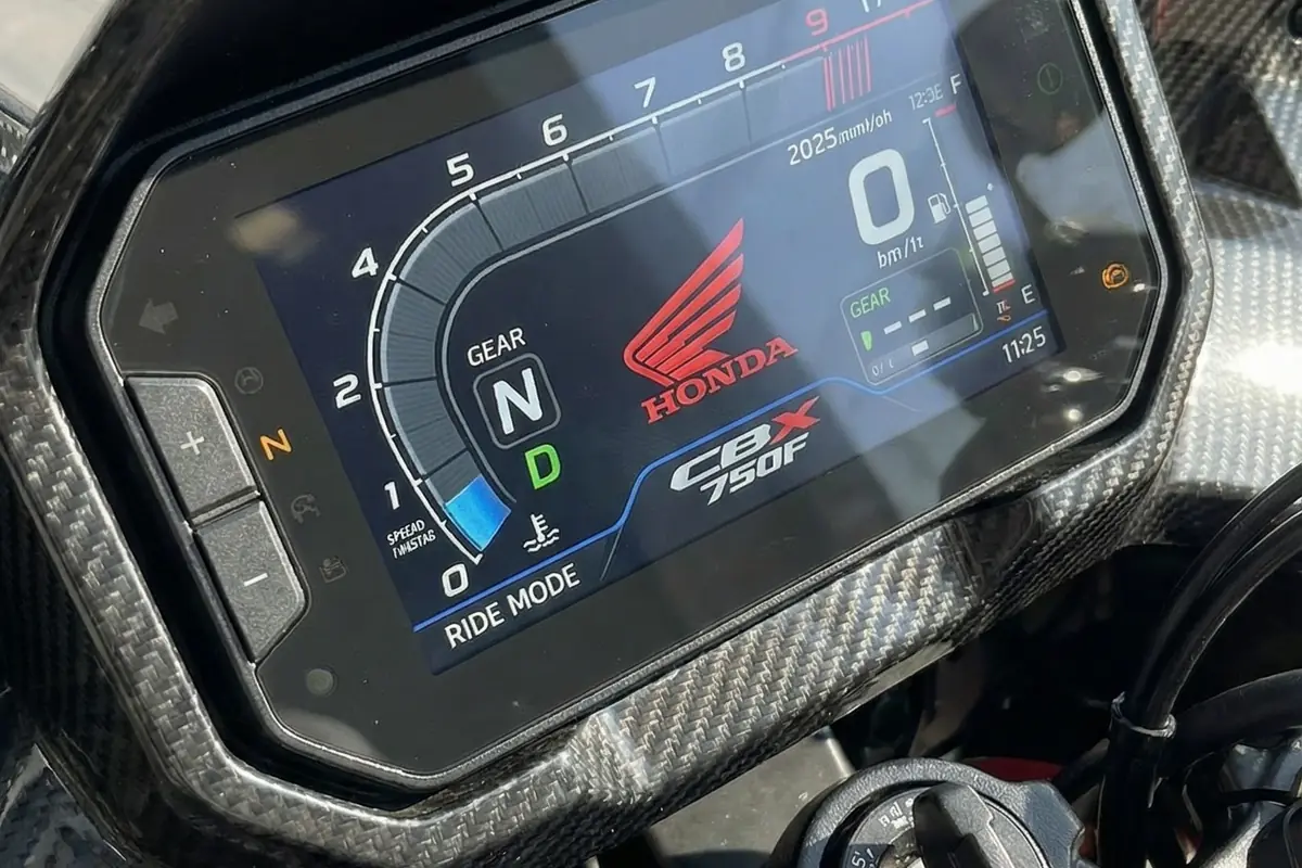 Painel digital colorido da CBX conceito em moldura de carbono, com conta-giros em arco e a marcha ao centro.
