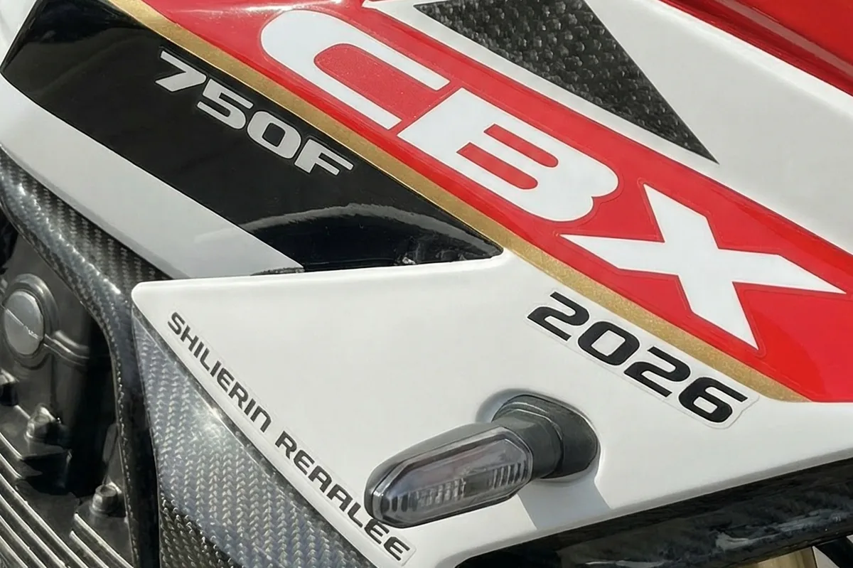 Carenagem da CBX conceito com as letras CBX, 750F e o ano 2026 sobre a pintura vermelha e branca.