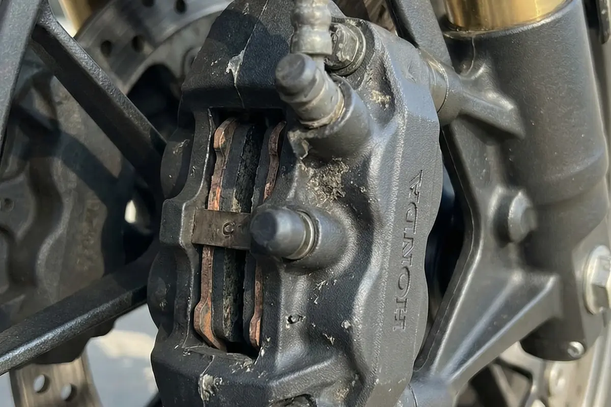 Garfo invertido e disco duplo com pinça radial na dianteira da CBX conceito.