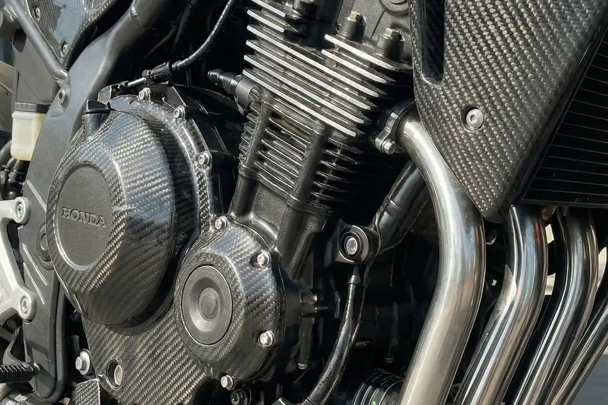 Motor quatro cilindros transversal da CBX conceito, com coletor de escape em quatro tubos.