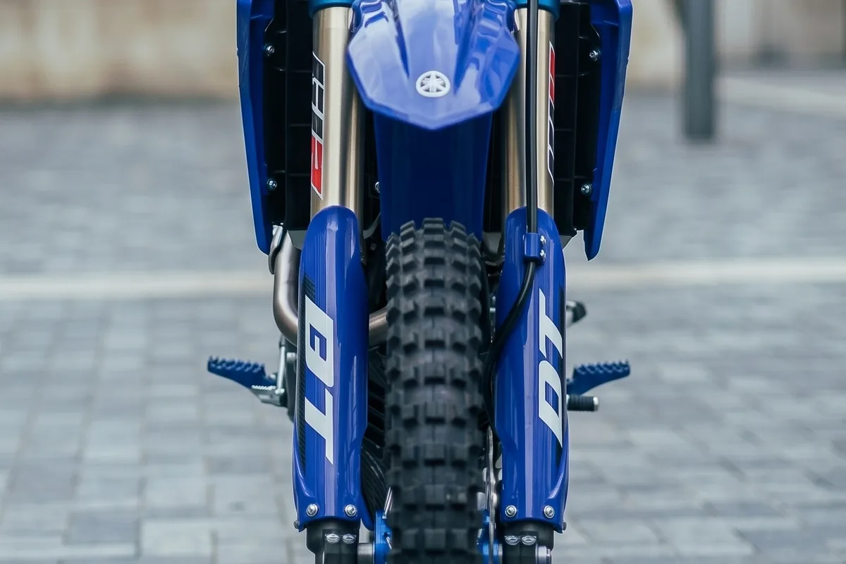 Vista dianteira da DT 400 R conceito, com garfo invertido, protetores de mão e pneu de tarugo.