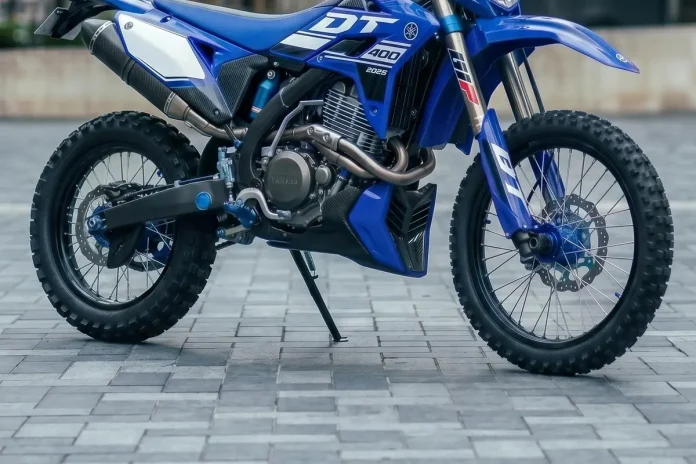 Yamaha DT 400 R azul em conceito digital, vista de lado numa calçada de pedra portuguesa.