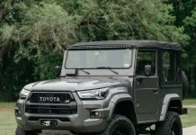 Toyota Bandeirante GR Sport: o jipe indestrutível num conceito digital feito por IA Toyota Bandeirante cinza fosco em conceito GR Sport, visto em três quartos dianteiro numa estrada de terra.