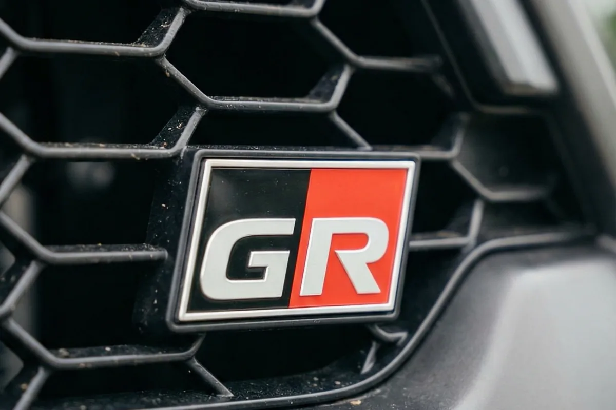 Emblema GR vermelho e branco aplicado na grade colmeia do Bandeirante conceito.