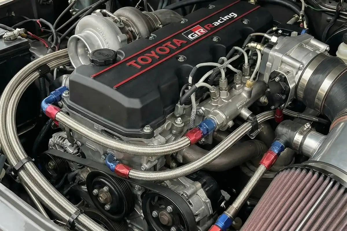 Motor turbinado do Bandeirante conceito, com tampa vermelha escrita TOYOTA GR Racing e filtro cônico.