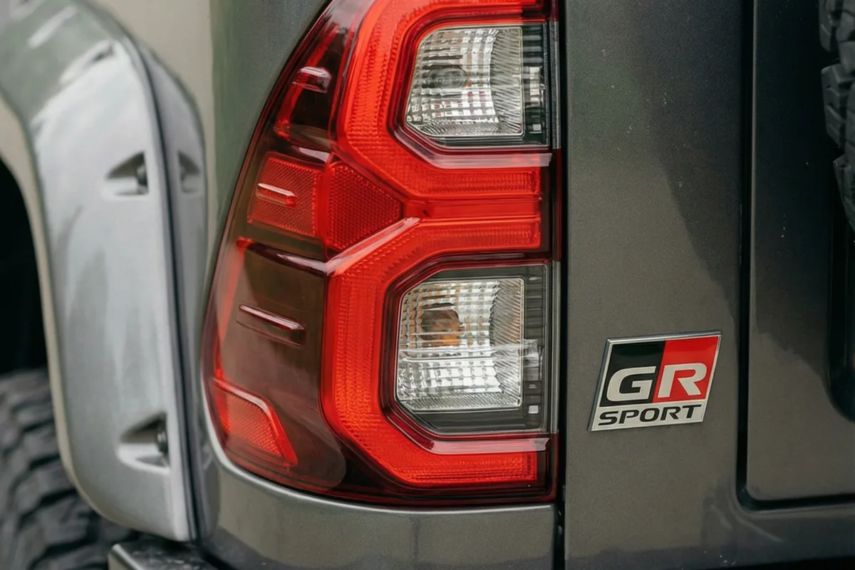 Lanterna traseira vertical em LED do Bandeirante conceito, com emblema GR Sport ao lado.