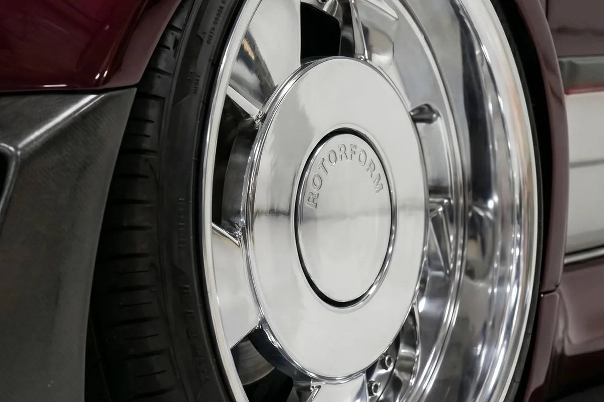 Roda de disco liso com aba polida no Gol conceito, no estilo das rodas de arrancada dos anos 1990.