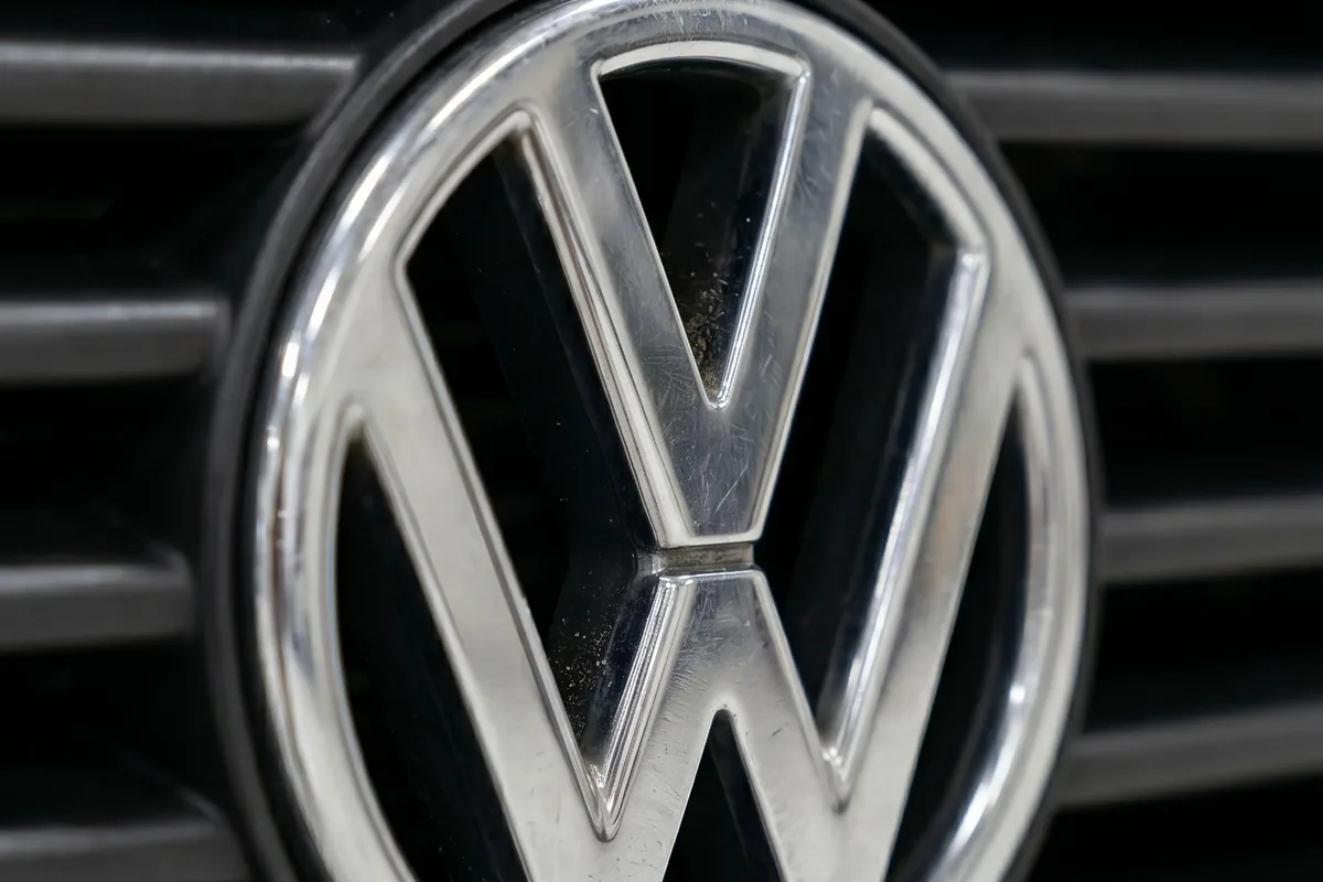 Emblema cromado da Volkswagen ao centro da grade de lâminas do Gol conceito.