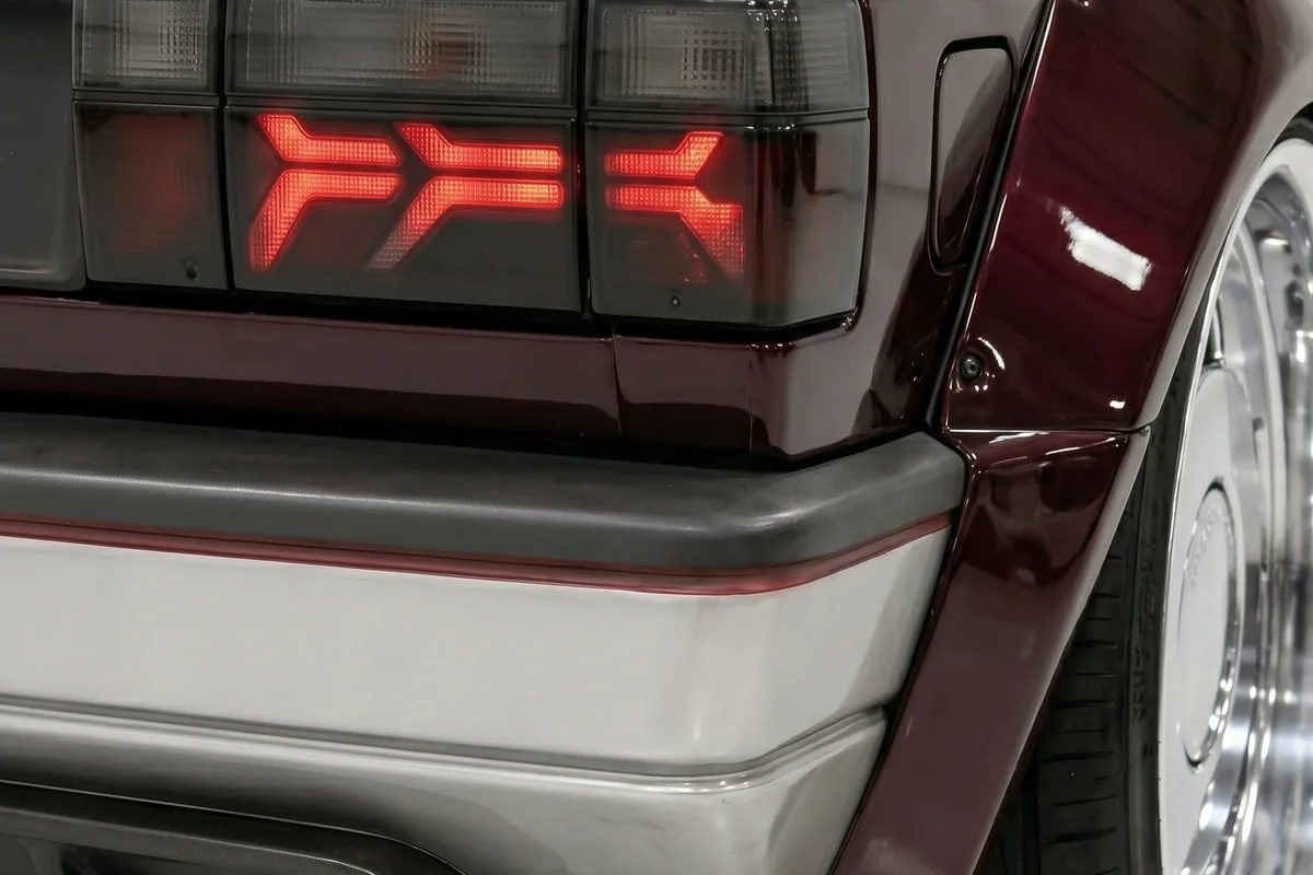 Lanterna traseira do Gol conceito com segmentos de LED vermelhos e o emblema Gol GTI acima.
