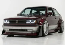 Gol GTI VR6: o hatch da injeção eletrônica renasce com IA Volkswagen Gol vinho metálico em conceito widebody, visto em três quartos dianteiro sobre fundo branco de estúdio.