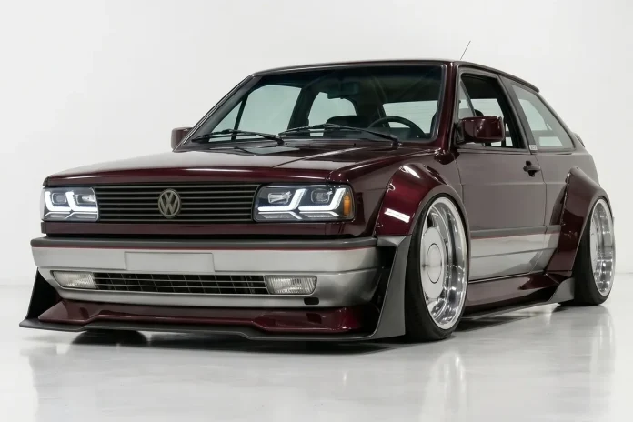 Volkswagen-Gol-GTI-Restomod-2026-20 Volkswagen Gol vinho metálico em conceito widebody, visto em três quartos dianteiro sobre fundo branco de estúdio.