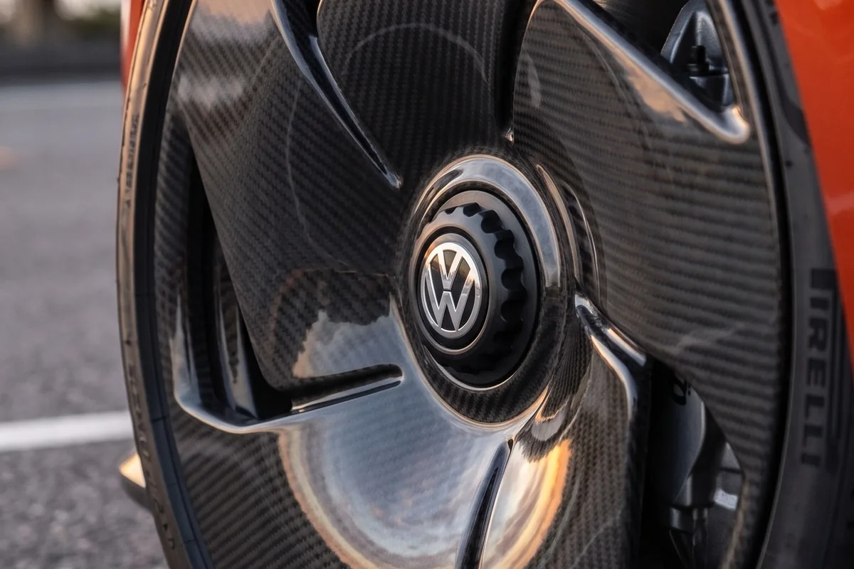 Roda de fibra de carbono do VW SP2 EV com acabamento brilhante e calota central com logotipo VW cromado