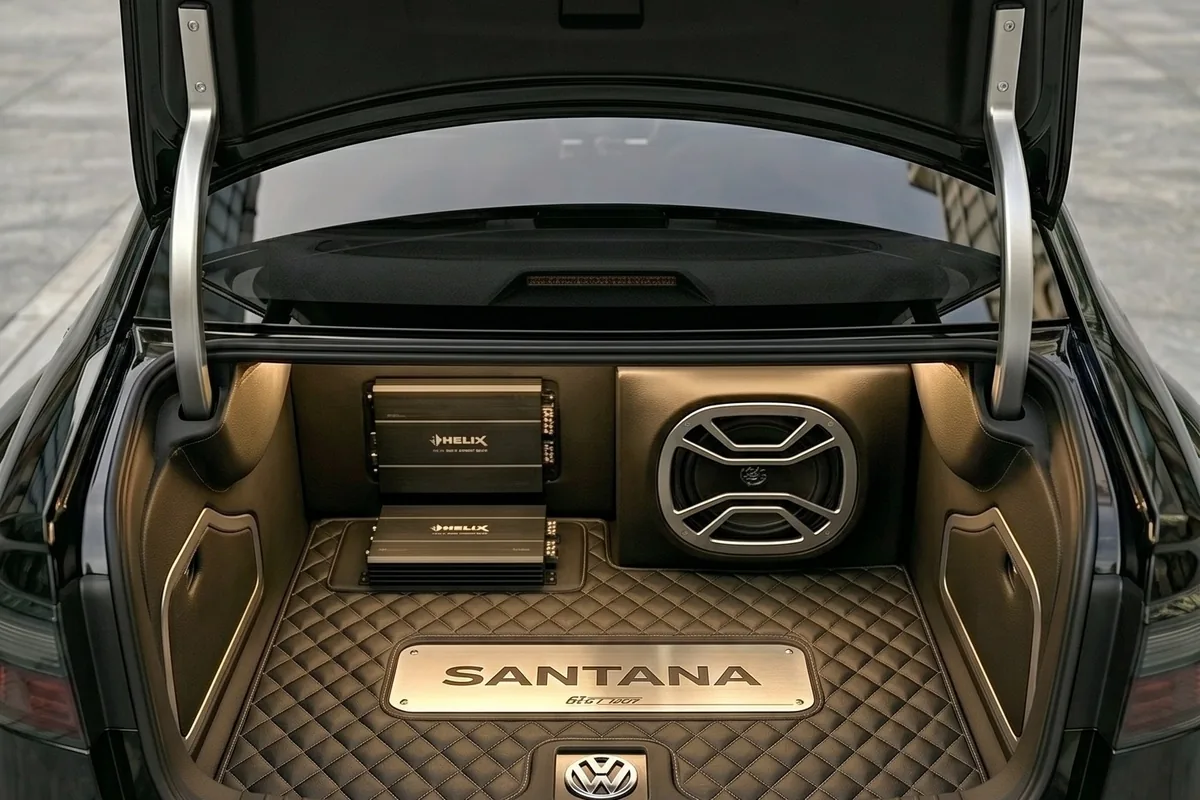 Porta-malas aberto do Santana conceito, forrado em couro capitonê caramelo, com placa metálica escrita SANTANA.