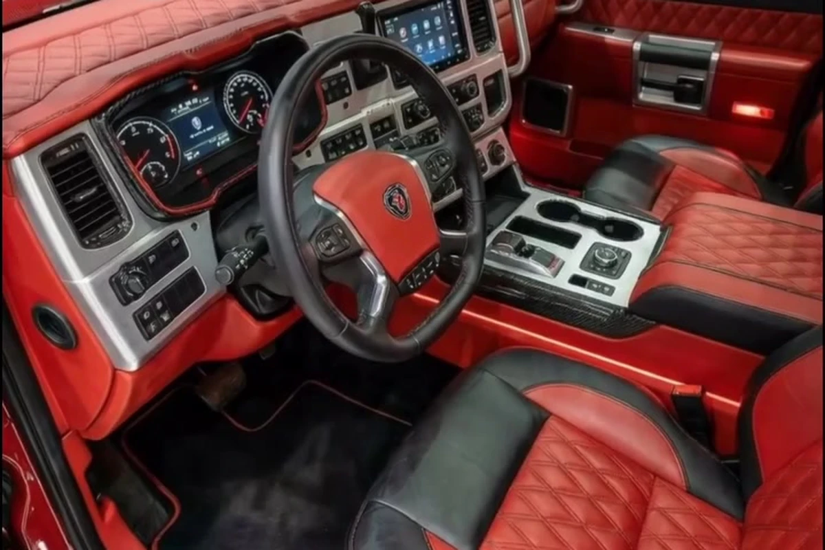 Interior em couro vermelho e preto, com volante Scania, painel digital e console central moderno.